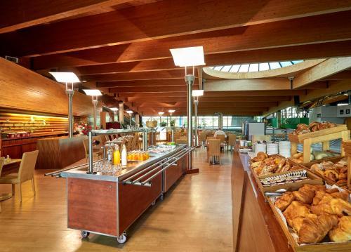 D'Coque Venue & Accommodations