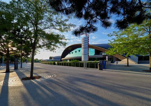 D'Coque Venue & Accommodations