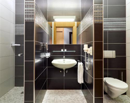 D'Coque Venue & Accommodations