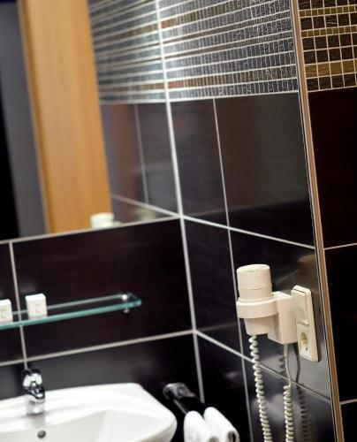 D'Coque Venue & Accommodations