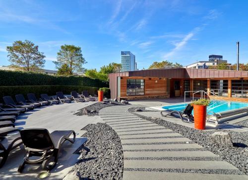 D'Coque Venue & Accommodations