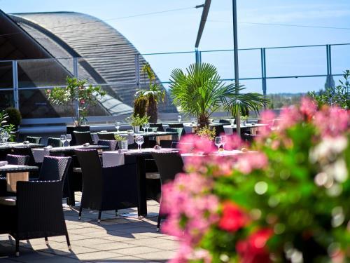 D'Coque Venue & Accommodations