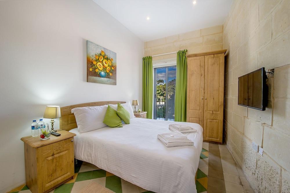 Point de Vue Guest House and Restaurants