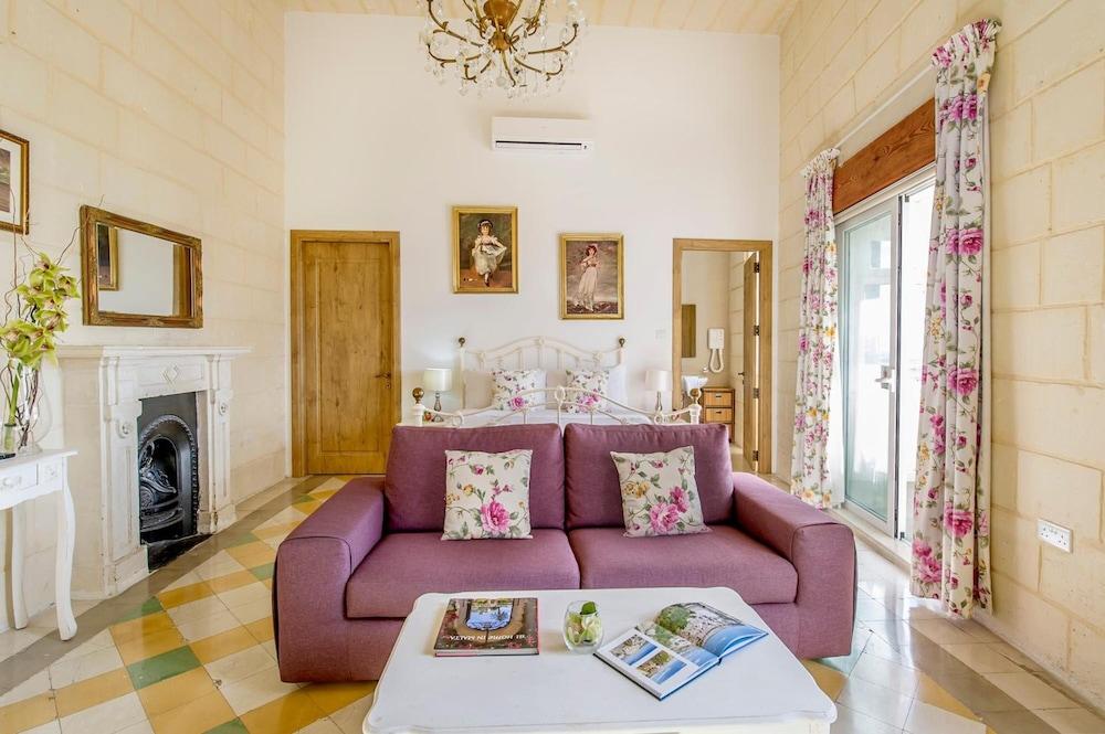 Point de Vue Guest House and Restaurants