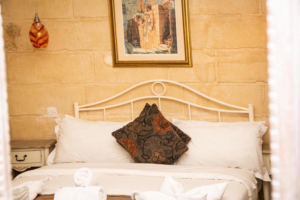 Point de Vue Guest House and Restaurants