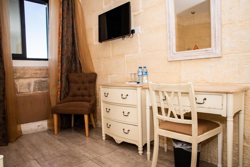 Point de Vue Guest House and Restaurants