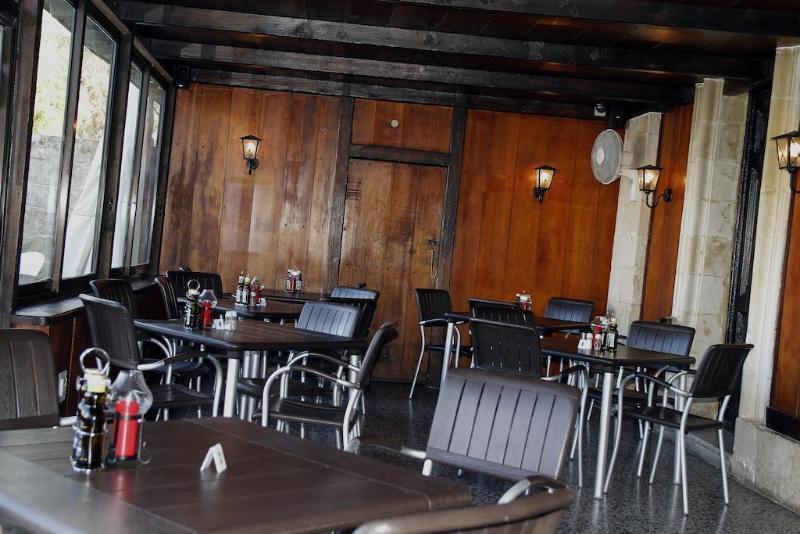Point de Vue Guest House and Restaurants
