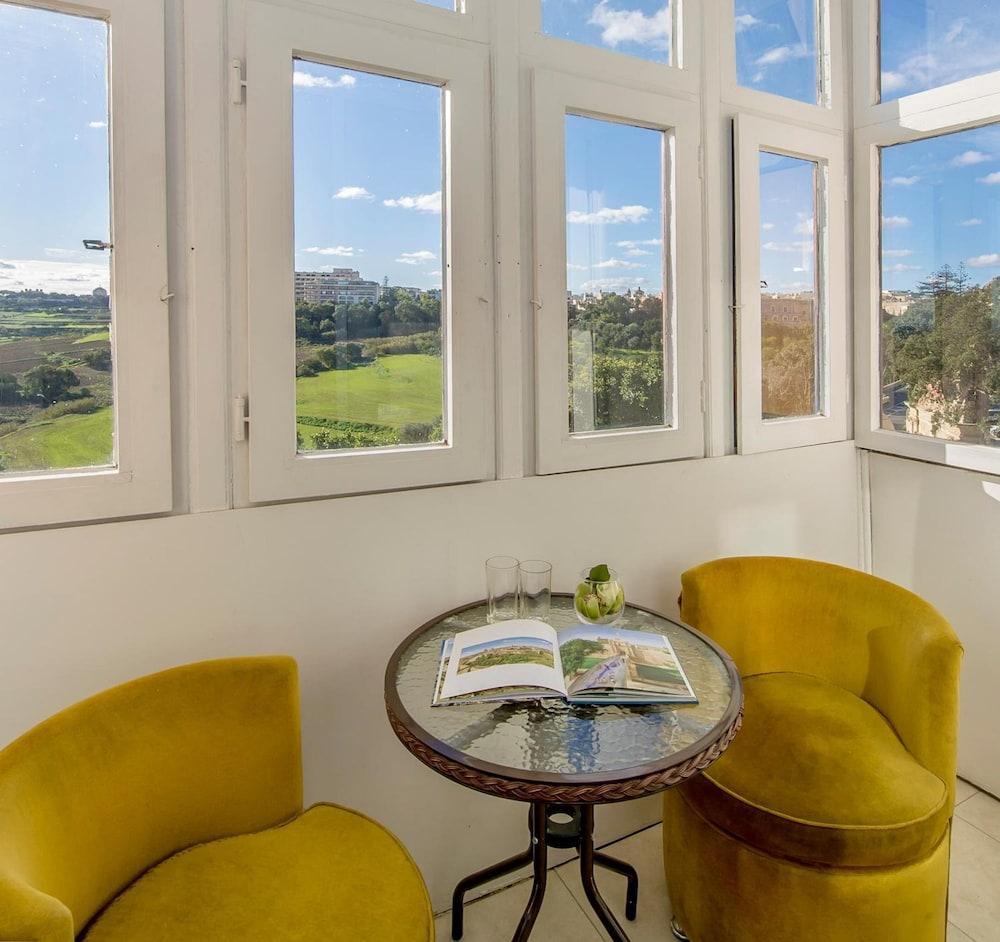 Point de Vue Guest House and Restaurants