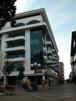 Aparthotel Lacroma