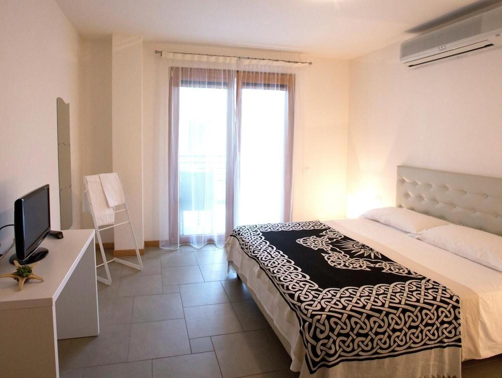Aparthotel Lacroma