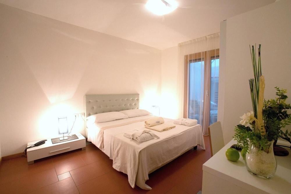 Aparthotel Lacroma
