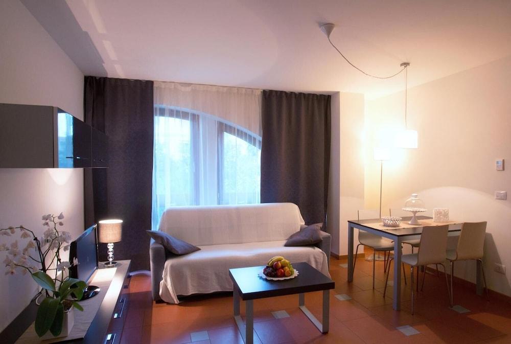 Aparthotel Lacroma