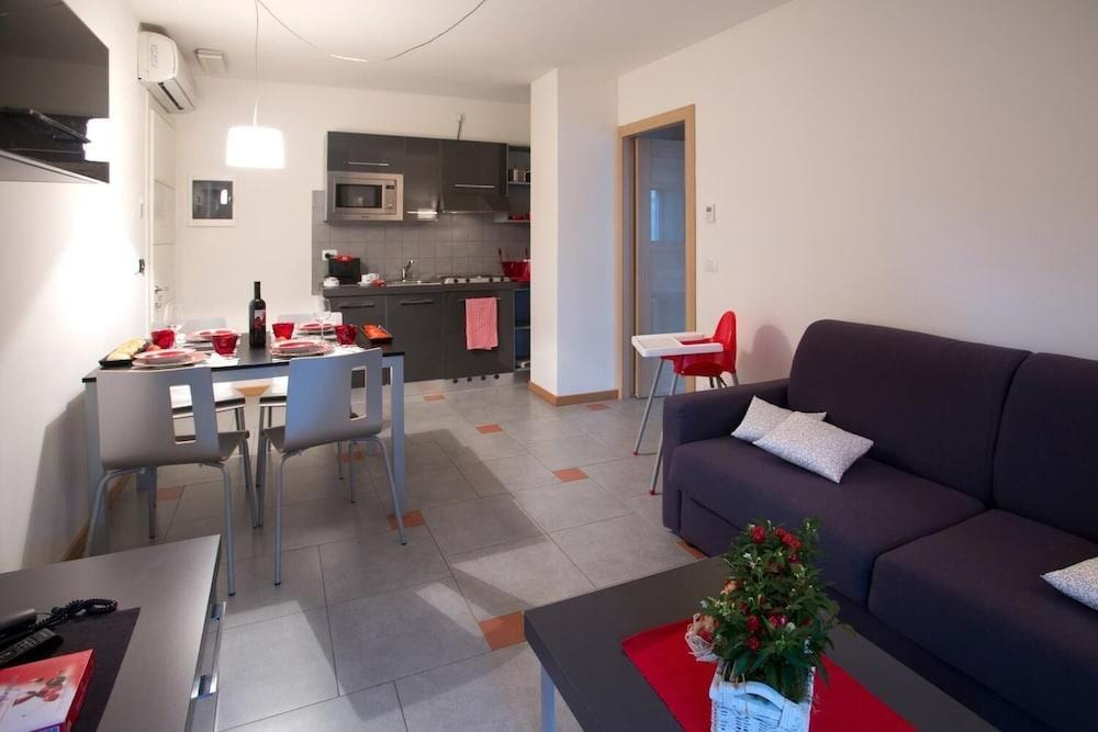 Aparthotel Lacroma