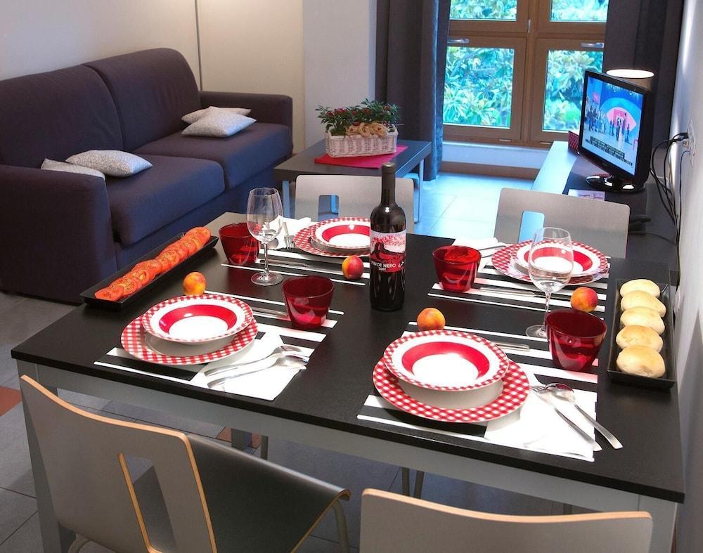Aparthotel Lacroma