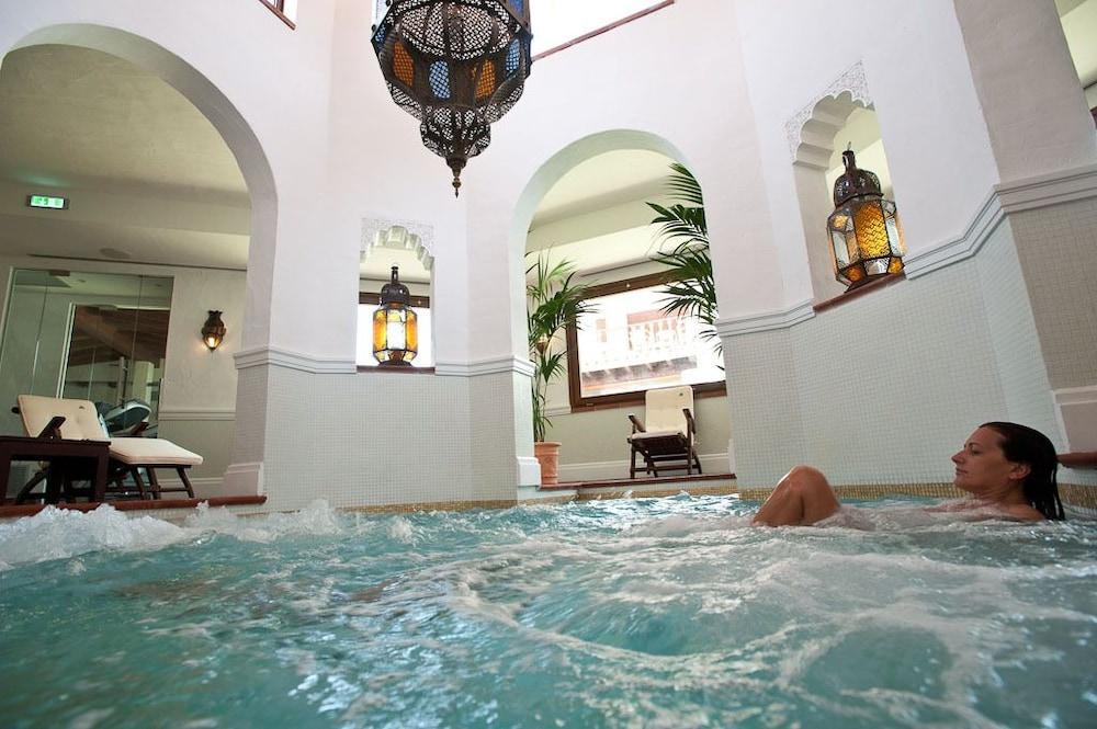 Nora Club Hotel