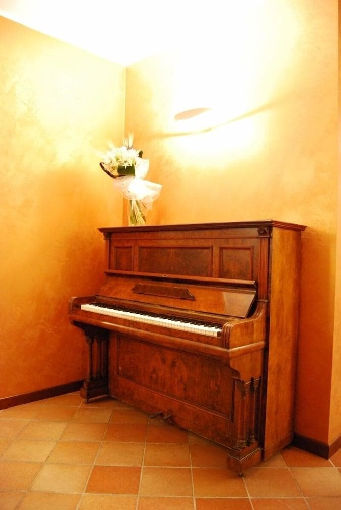 Queen Romantic House