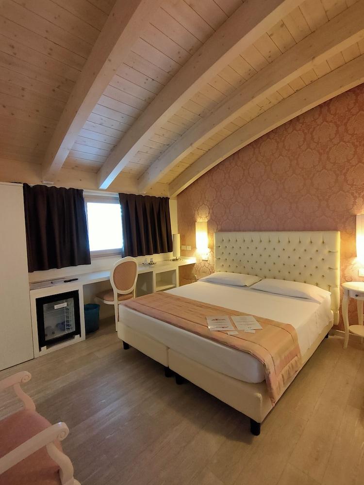 Nuova Opera Rooms