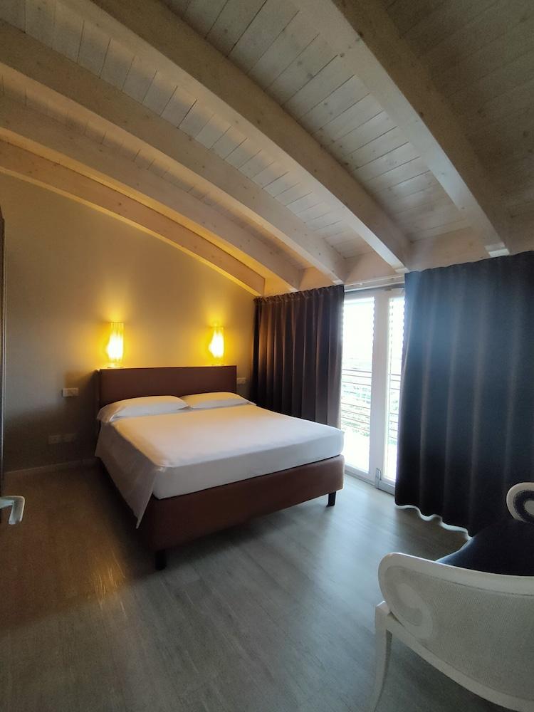 Nuova Opera Rooms