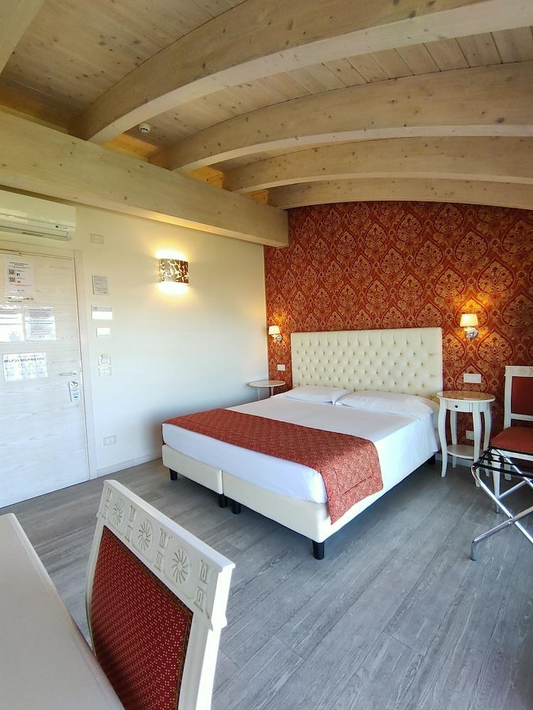 Nuova Opera Rooms