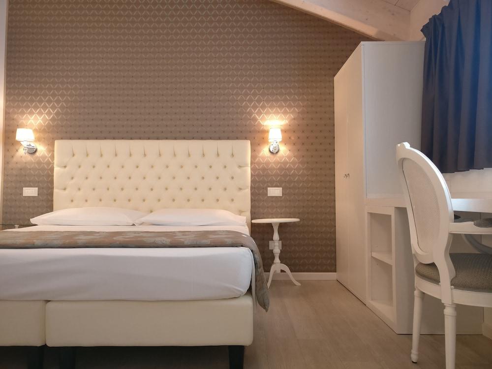 Nuova Opera Rooms