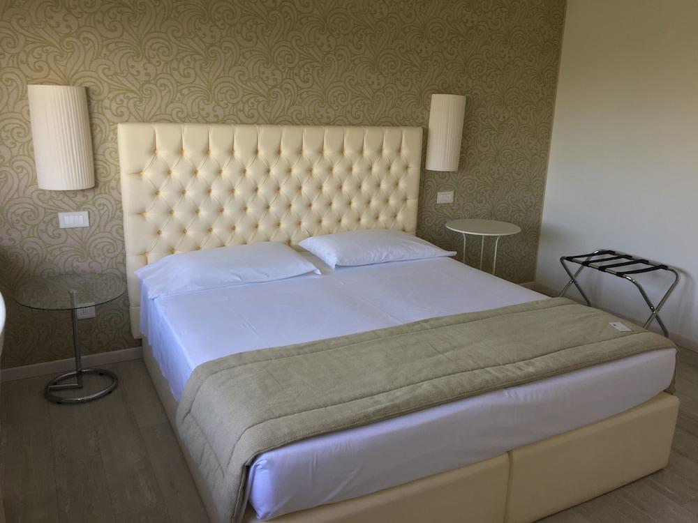 Nuova Opera Rooms