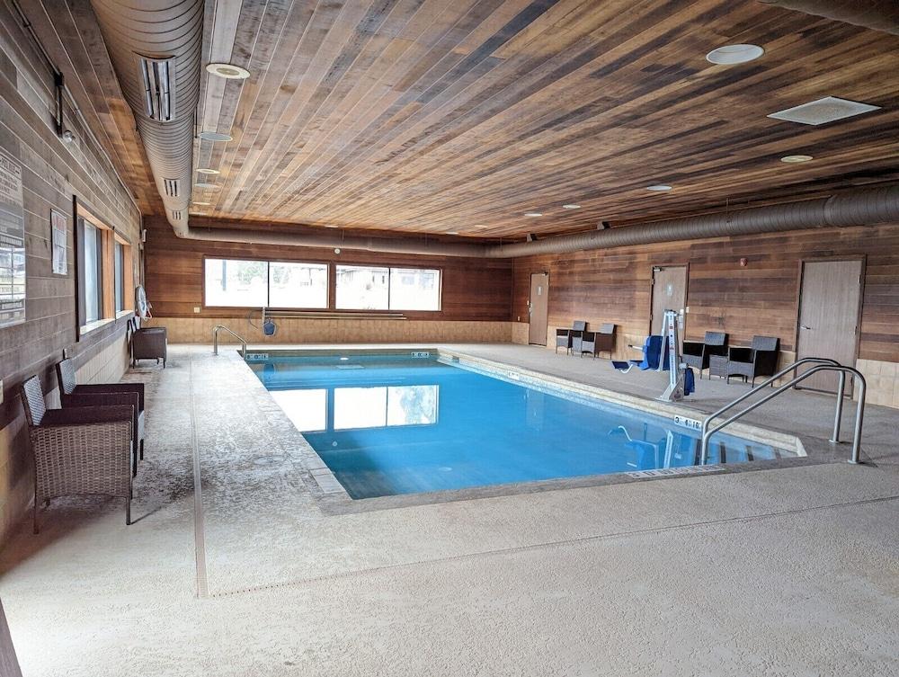 Boarders Inn And Suites