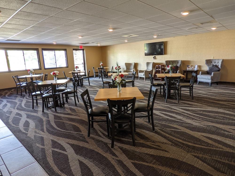 Boarders Inn And Suites