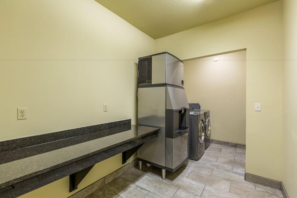 Boarders Inn And Suites