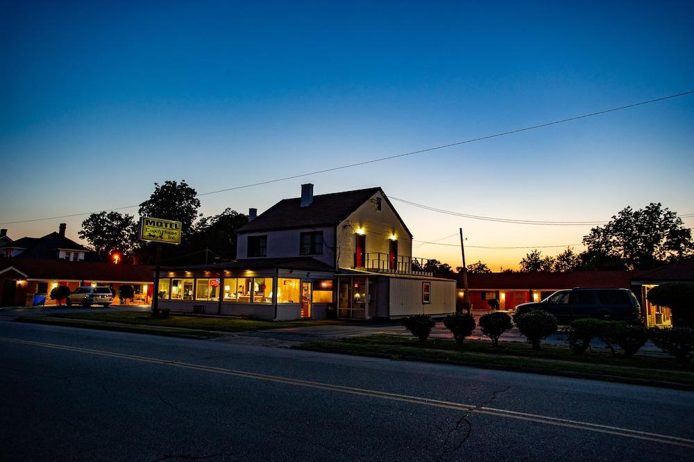 Coach House Inn