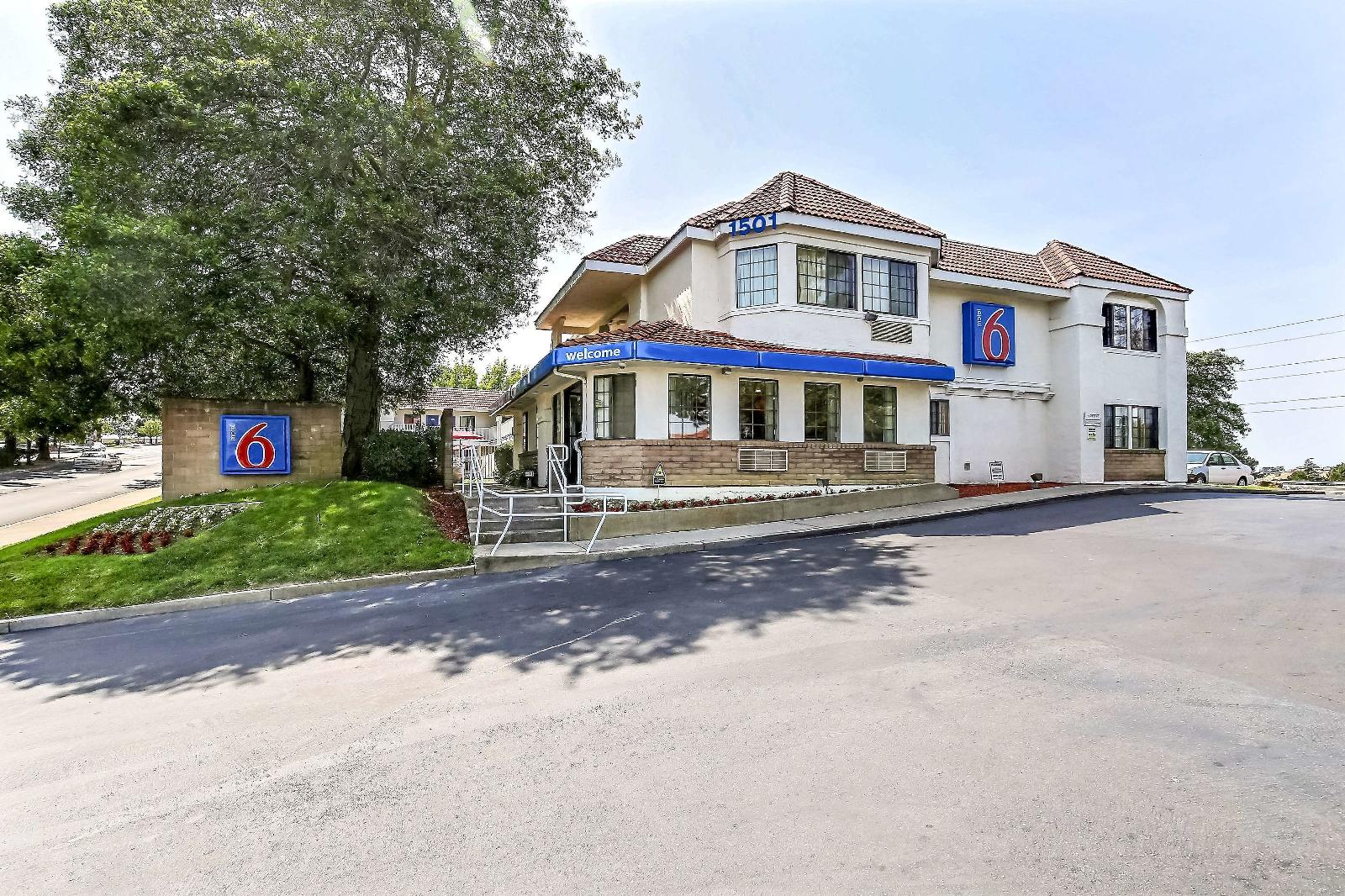Motel 6 Pinole