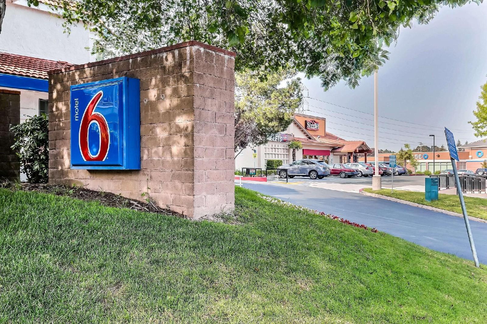 Motel 6 Pinole