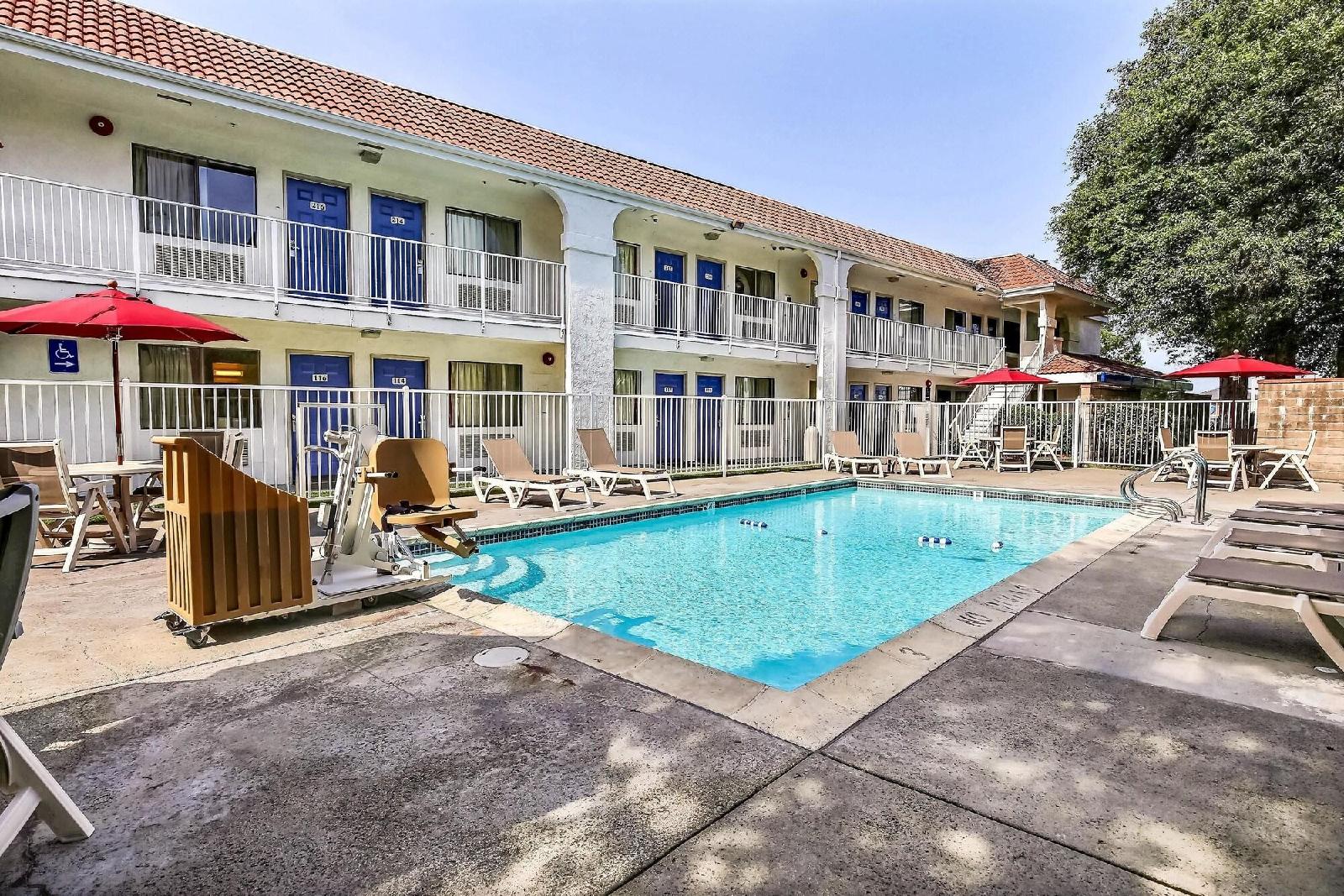 Motel 6 Pinole