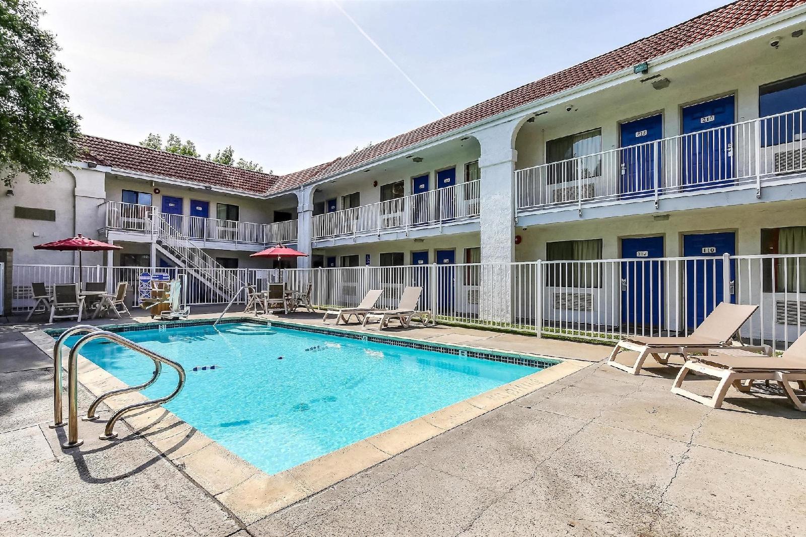Motel 6 Pinole