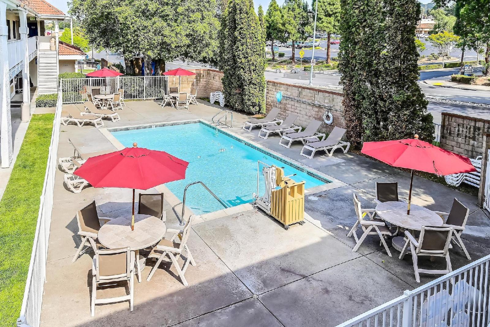 Motel 6 Pinole