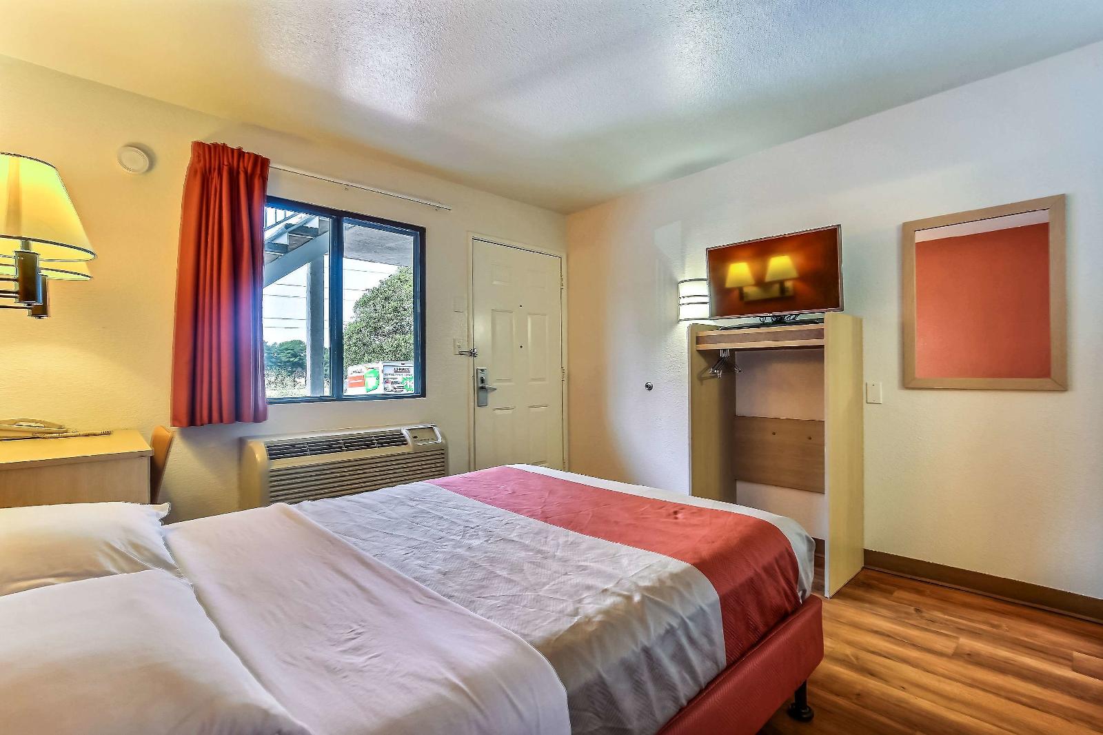 Motel 6 Pinole