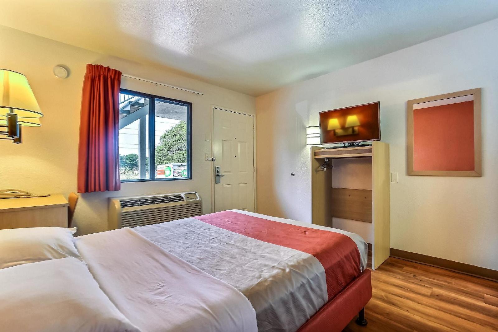 Motel 6 Pinole