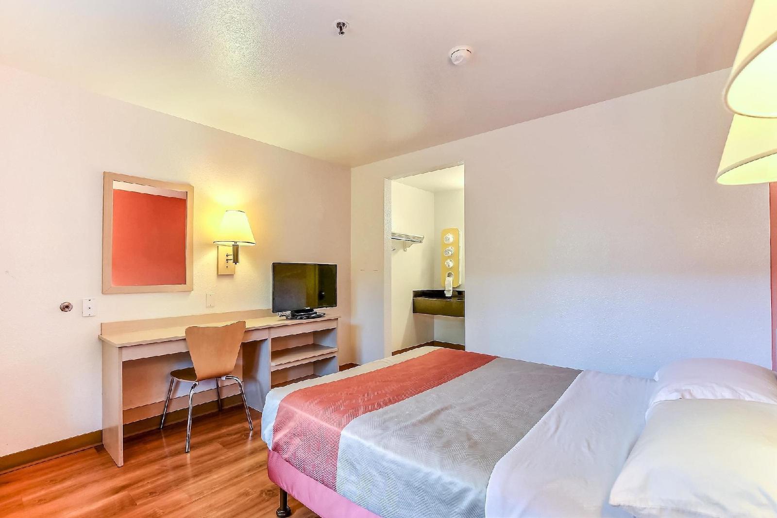 Motel 6 Pinole