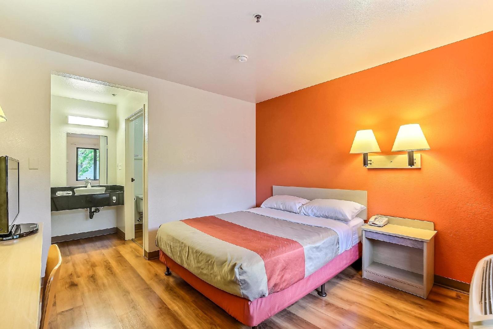 Motel 6 Pinole