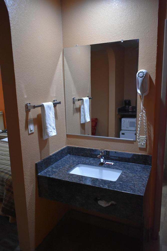 Apex Inn
