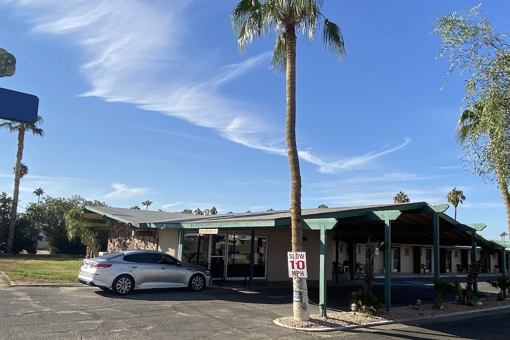 Desert Grove Inn And Suites