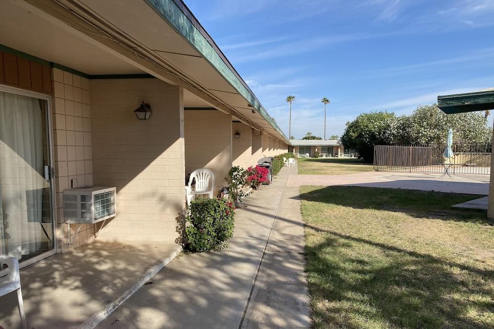 Desert Grove Inn And Suites