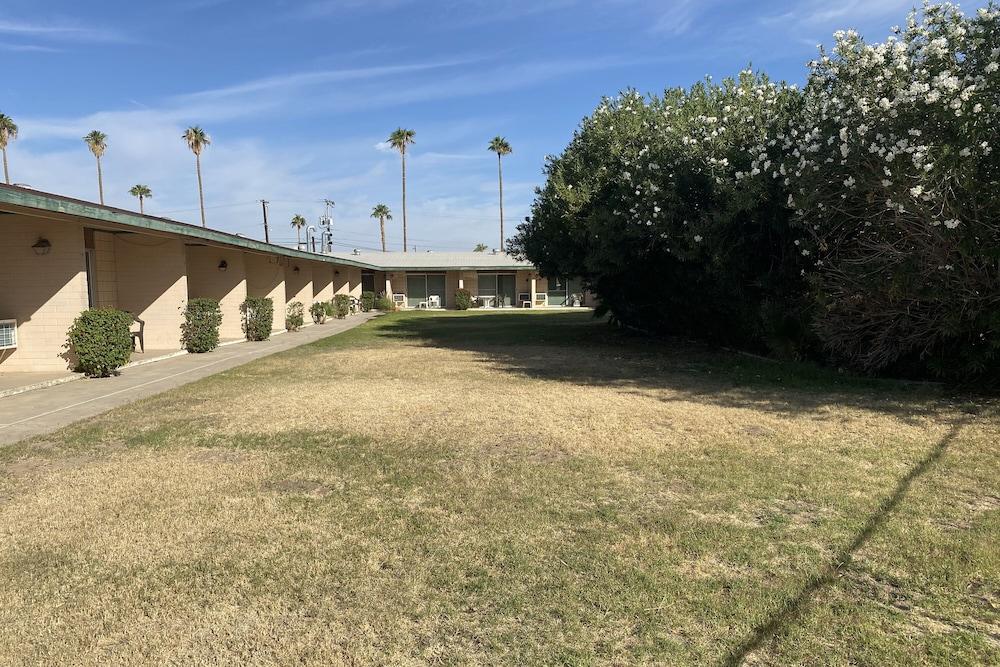 Desert Grove Inn And Suites
