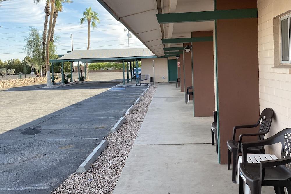 Desert Grove Inn And Suites