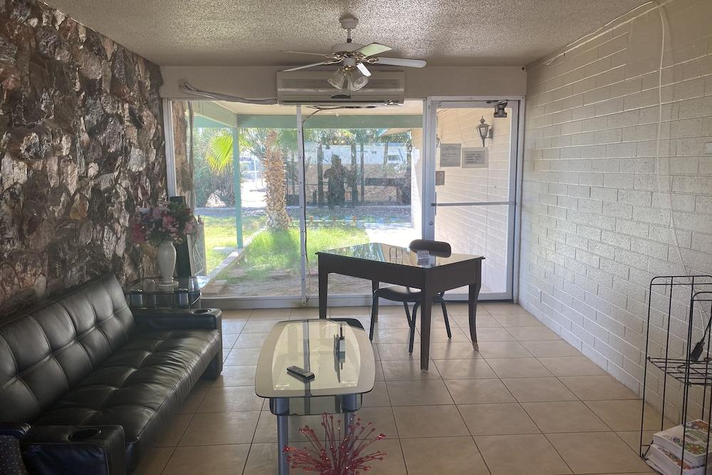 Desert Grove Inn And Suites