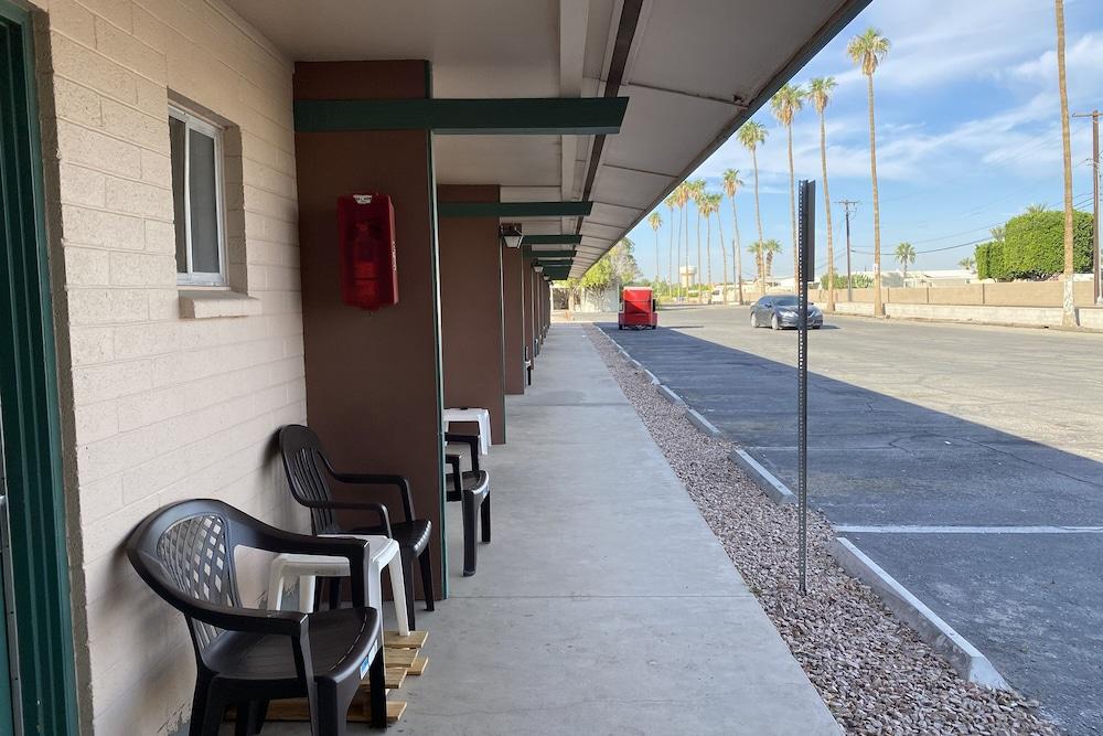 Desert Grove Inn And Suites