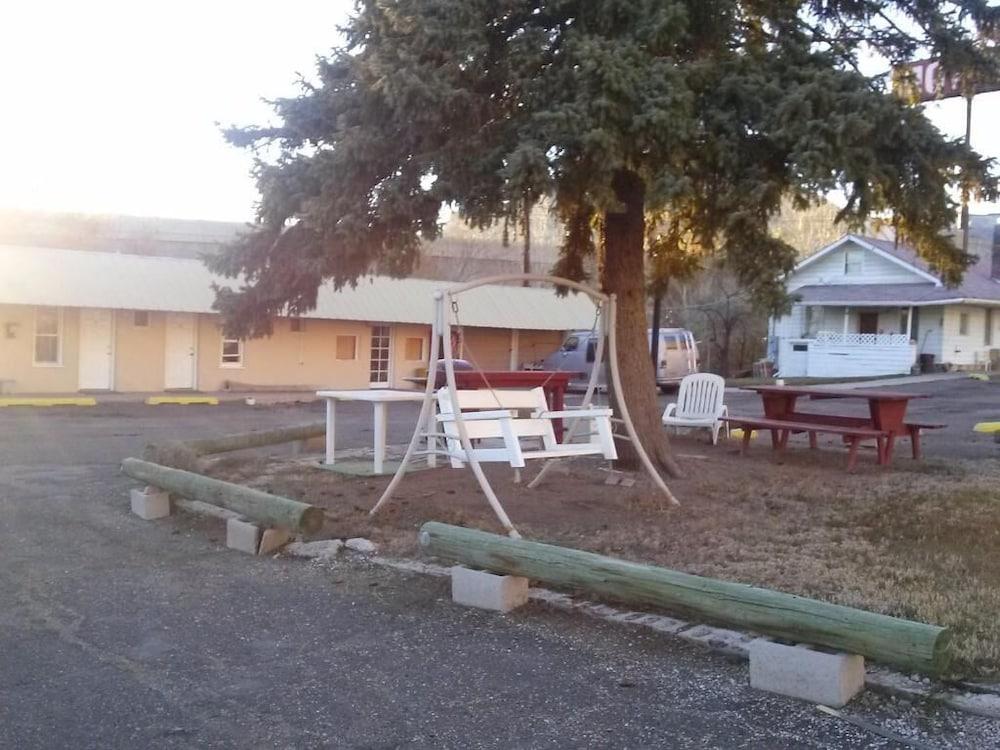 Riverside Motel