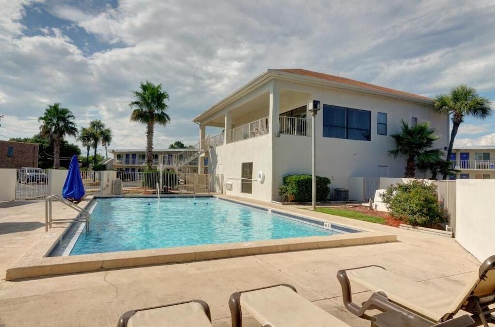 Motel 6 Destin