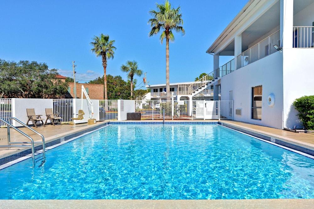 Motel 6 Destin