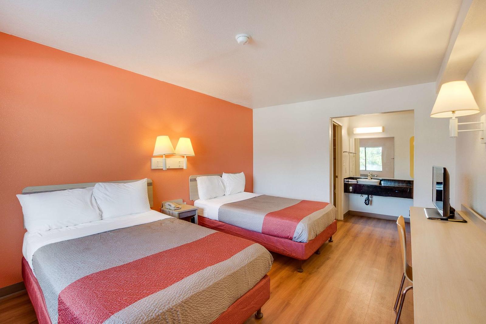 Motel 6 Columbia West