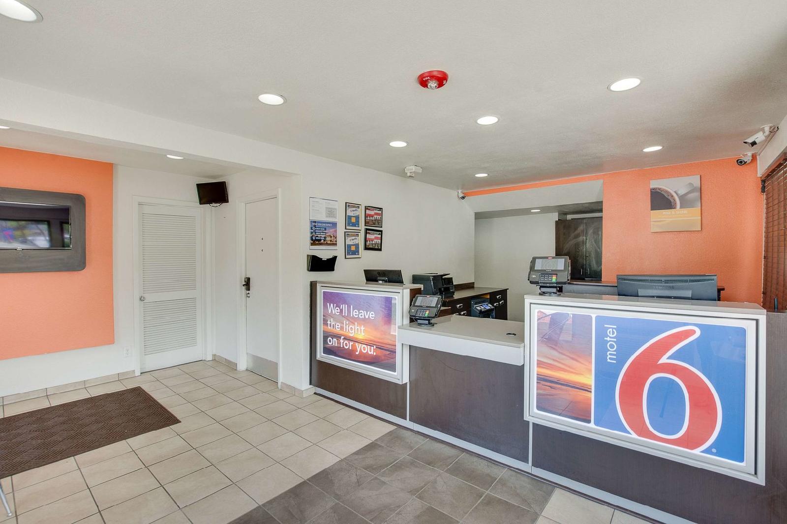 Motel 6 Columbia West